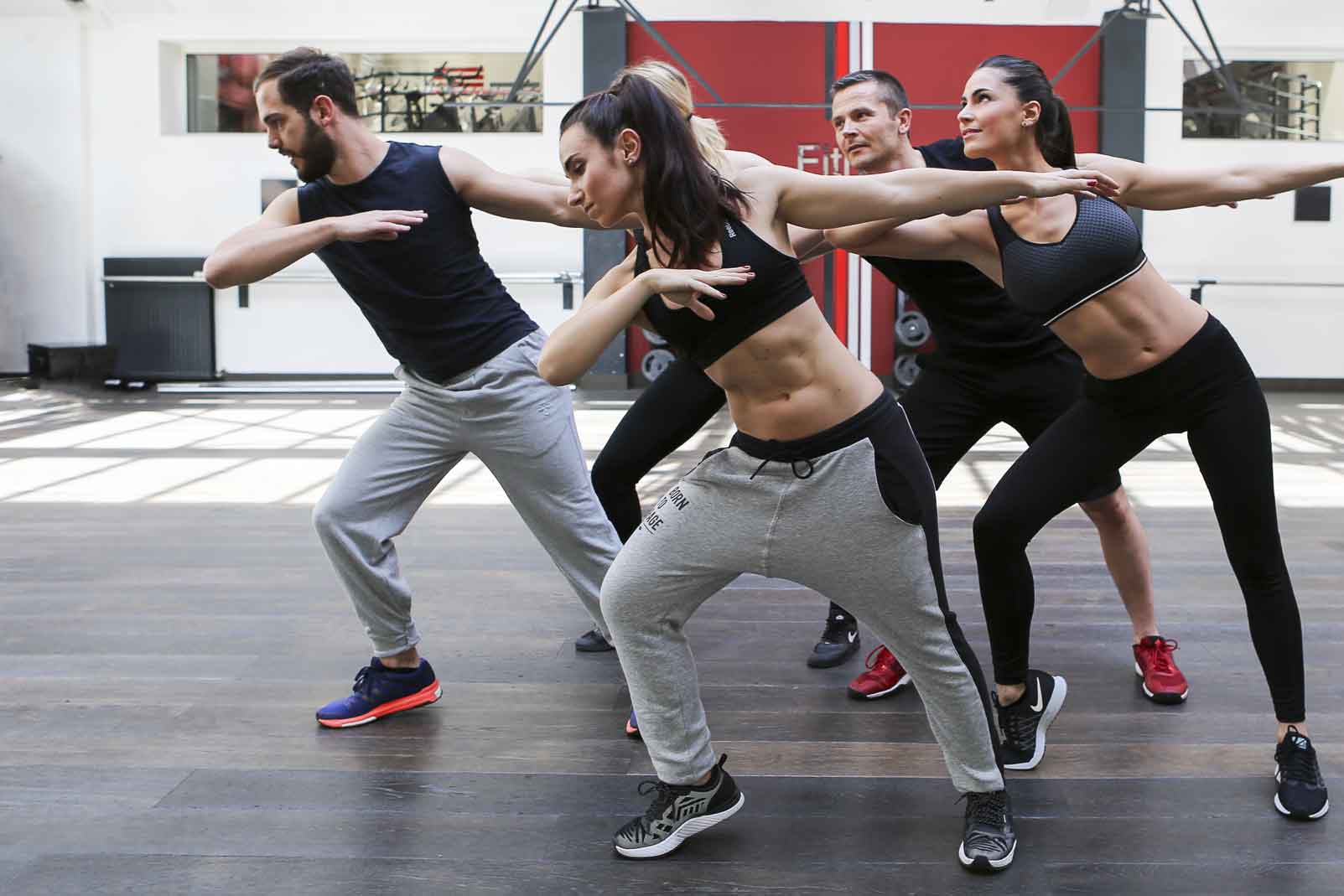 zumba groupe homme femme danse