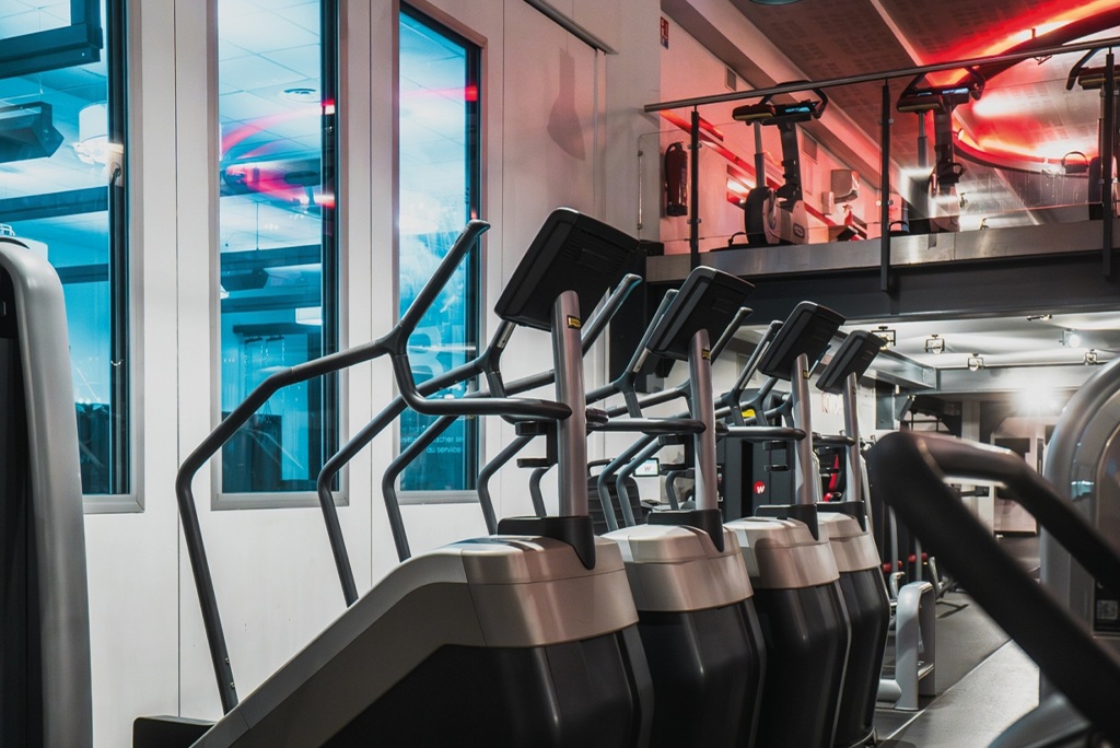 Machines climber technogym dans l'espace cardio d'une salle de sport à marseille 8