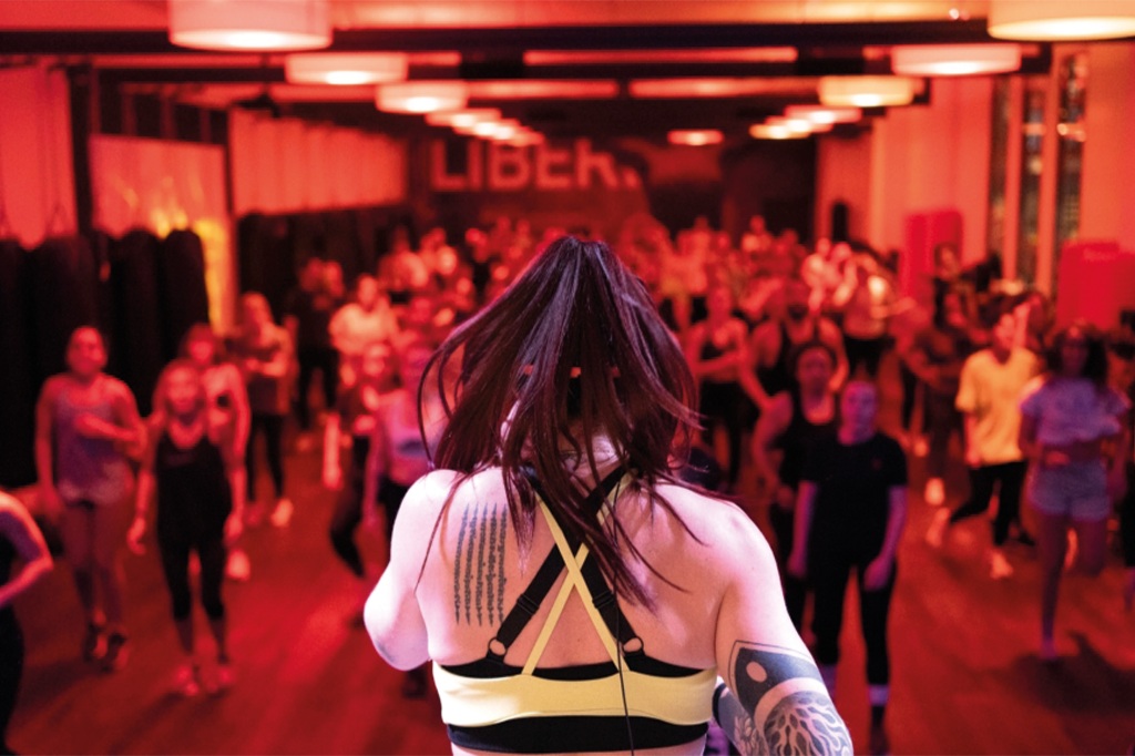 Coach donnant un cours de Bodyattack dans une salle de sport à marseille