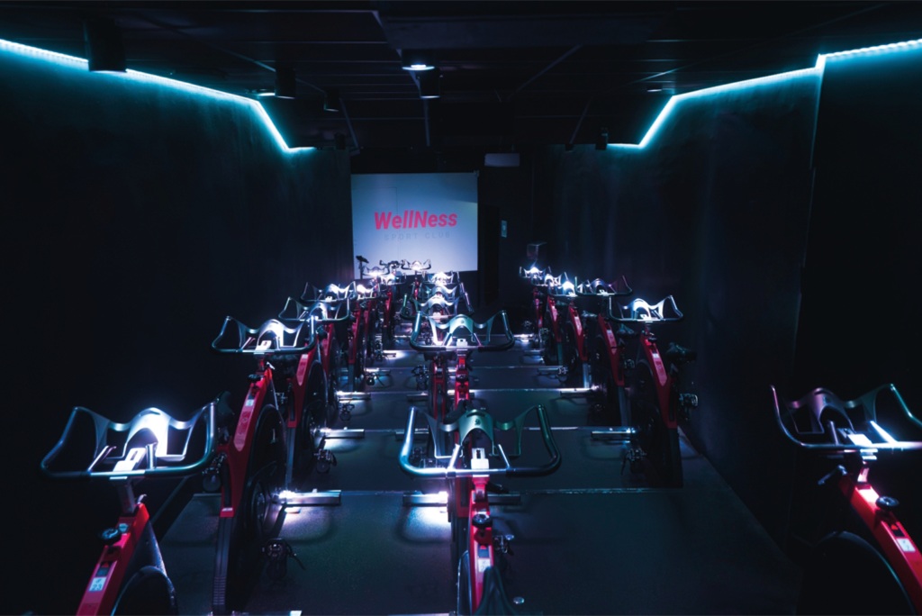Studio de biking et de cycling avec un jeu de lumières et de nombreux vélos high tech à marseille
