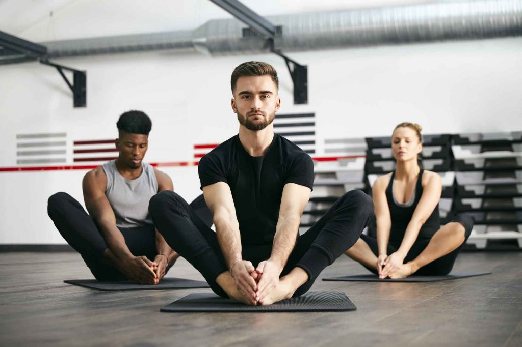 yoga homme femme posture