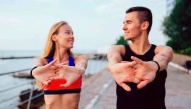 Couple en pleine séance de sport