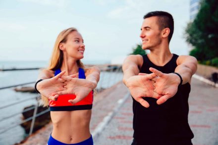 Couple en pleine séance de sport