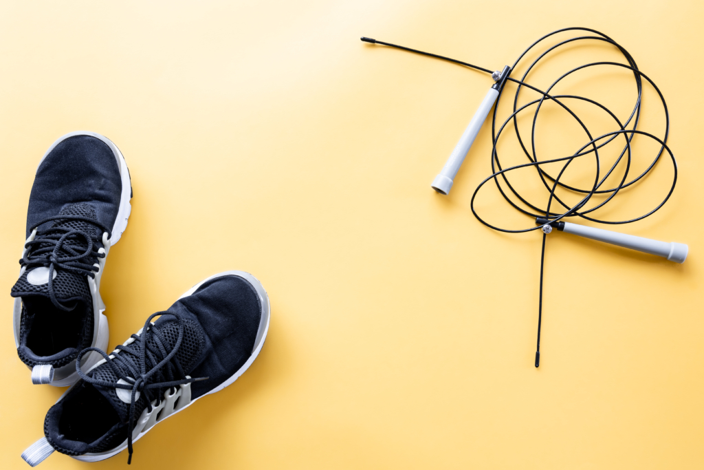 corde à sauter avec paire de baskets sur le sol d'une salle de sport