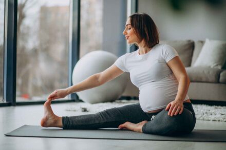 Femme enceinte faisant du sport