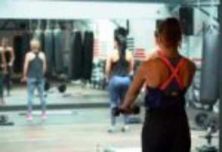 Femmes participant à un cours de fitness collectif