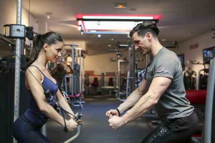 un coach et un élève sur le plateau de musculation