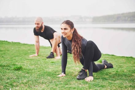 Un couple faisant du sport outdoor