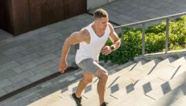 homme courant dans un escalier