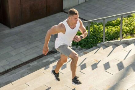 homme courant dans un escalier