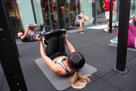 Femme faisant des exercices au sol