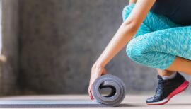 Femme dépliant son tapis de gym