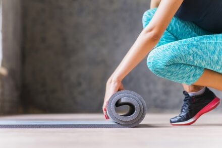 Femme dépliant son tapis de gym