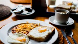 assiette de petit déjeuner