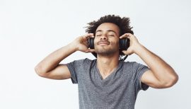 homme écoutant de la musique dans un casque