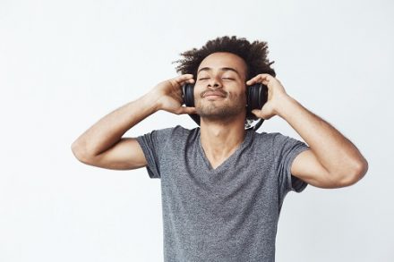 homme écoutant de la musique dans un casque