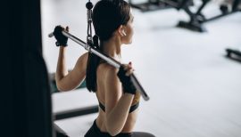 femme avec écouteurs en train de faire du sport