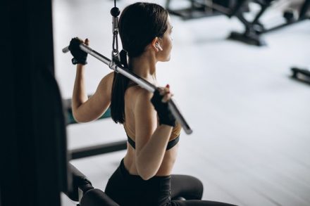 femme avec écouteurs en train de faire du sport