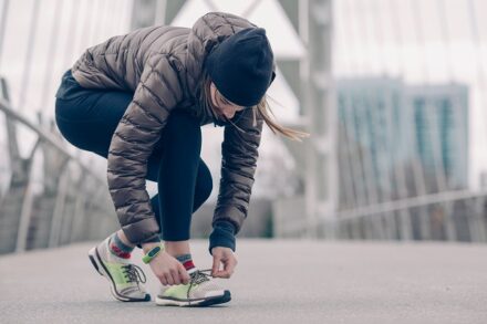 sportive en train de lacer ses baskets