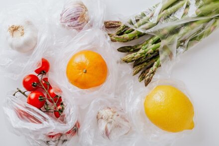 fruits et légumes sous plastique