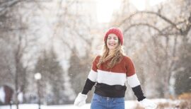femme souriante dans la neige