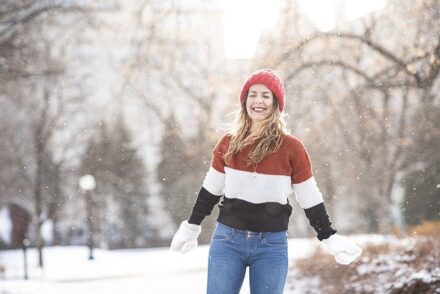 femme souriante dans la neige