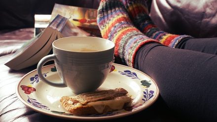 pied en chaussette et boisson chaude