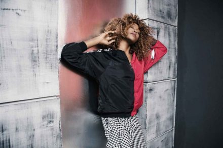 femme afro qui danse contre un mur