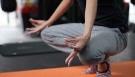 femme en train de pratiquer le yoga