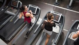 femmes en train de s'entraîner sur un tapis de course