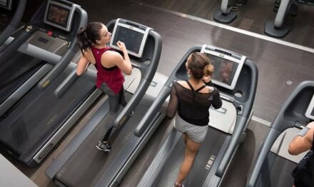 femmes en train de s'entraîner sur un tapis de course