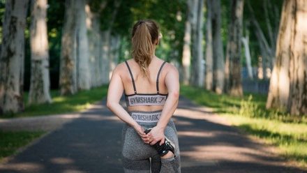 femme en train de s'étirer dans les bois