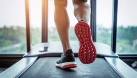 homme courant sur un tapis de course