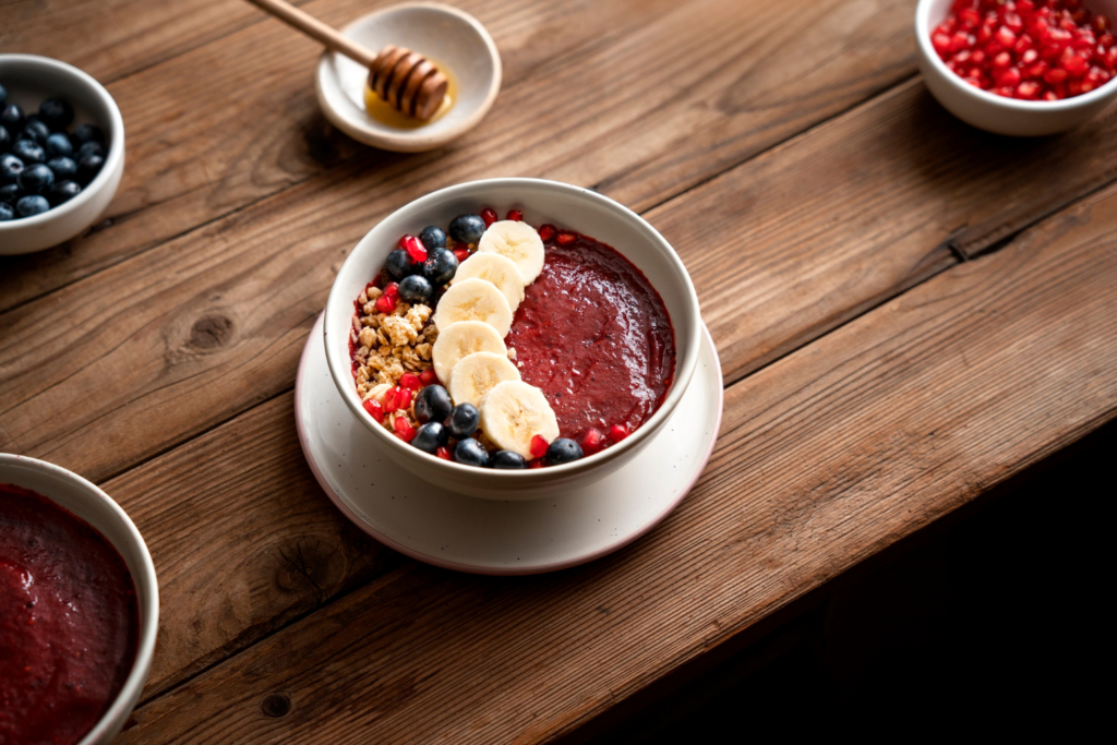 bowl cake posé sur une table et agrémenté de fruits rouges