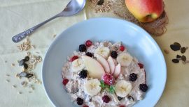 bol avec céréales et fruits frais