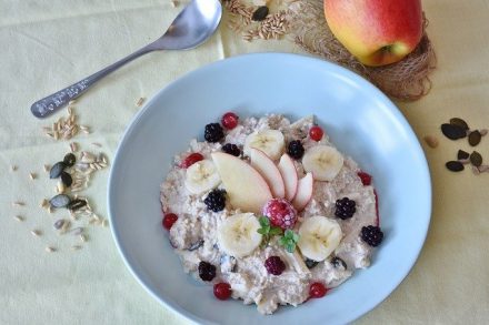 bol avec céréales et fruits frais