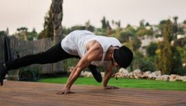 homme musclé en train de faire du yoga en extérieur