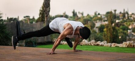 homme musclé en train de faire du yoga en extérieur