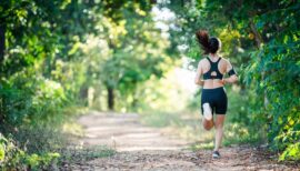 femme courant dans les bois