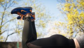 bas du corps d'une femme allongée sur le ventre pour une séance de sport