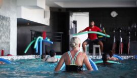 femme pratiquant l'aquabike dans une pisicne