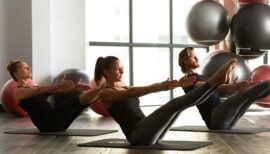 cours collectif de Pilates avec ballon fitness