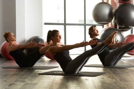 cours collectif de Pilates avec ballon fitness