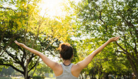 femme en extérieur faisant du sport