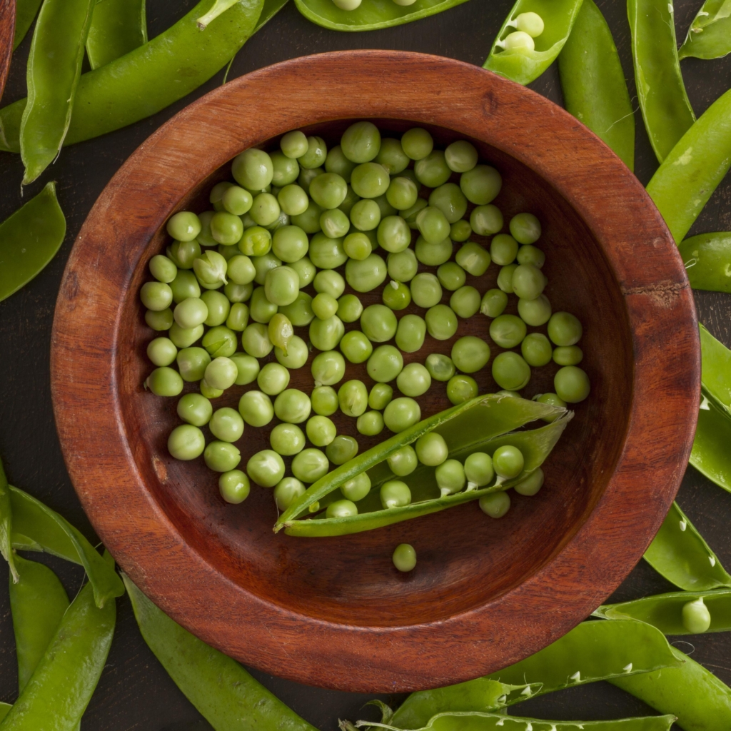 petits pois dans un bol de bois