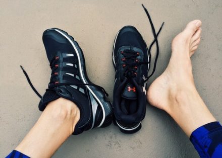 pieds de sportif avec et sans basket