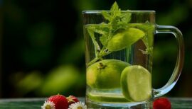 boisson détox et fruits frais