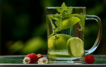 boisson détox et fruits frais