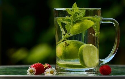 boisson détox et fruits frais