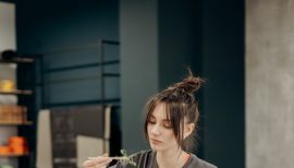 femme qui mange en salle de sport